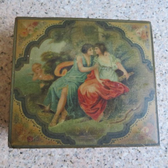 Vintage LOVERS & Roses Square Metal Hinged Tin (224V) - Picture 1 of 7
